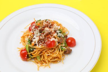 Lezzetli iştah açıcı klasik İtalyan spagettisi domates soslu, peynirli parmesanlı ve fesleğenli makarna. Ev yapımı yemek.