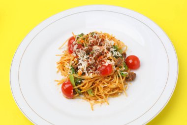 Lezzetli iştah açıcı klasik İtalyan spagettisi domates soslu, peynirli parmesanlı ve fesleğenli makarna. Ev yapımı yemek.