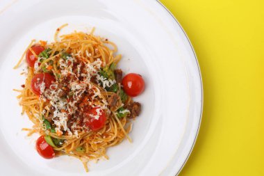 Lezzetli iştah açıcı klasik İtalyan spagettisi domates soslu, peynirli parmesanlı ve fesleğenli makarna. Ev yapımı yemek.