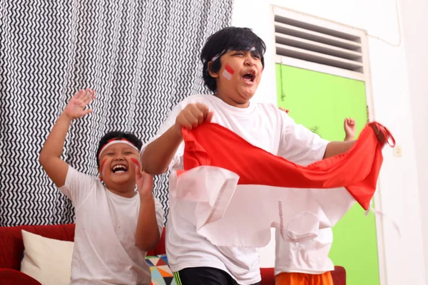 インドネシアからの愛らしい子供たちは インドネシアの独立記念日を祝います 白い壁にインドネシア国旗の象徴として赤と白のヘッドバンドを着用することで陽気な表情 — ストック写真