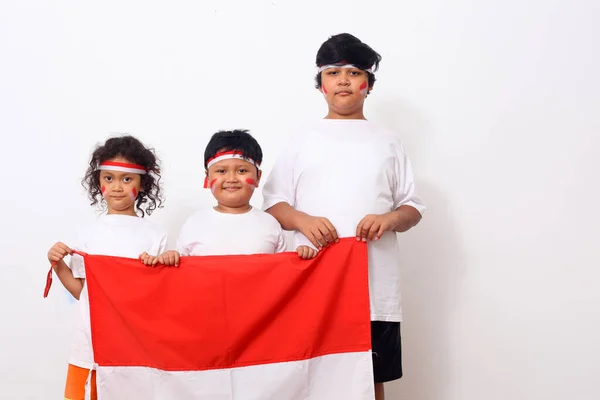 可爱的来自印度尼西亚的孩子庆祝印度尼西亚独立日 佩戴红白相间的头巾 作为印度尼西亚国旗与白墙相映成趣的象征 以此来表达欢愉的表情 — 图库照片