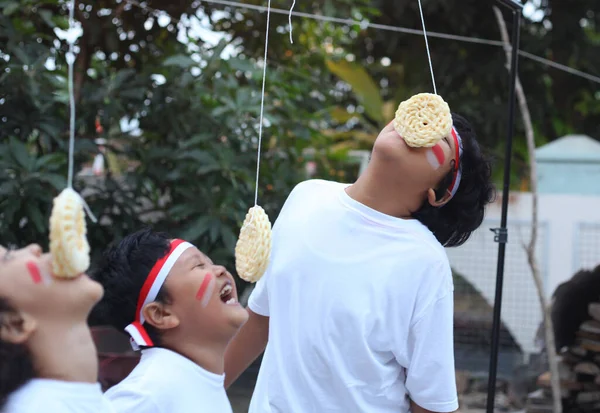 Indonesiska Barn Äter Kex Tävling För Att Fira Indonesiens Självständighetsdag — Stockfoto