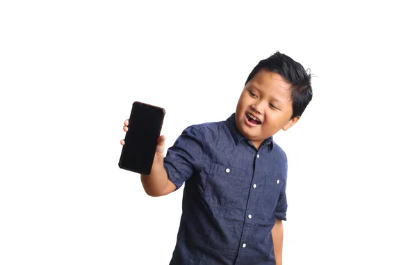 Entzückender Asiatischer Junge Blau Steht Während Einen Leeren Smartphone Bildschirm — Stockfoto