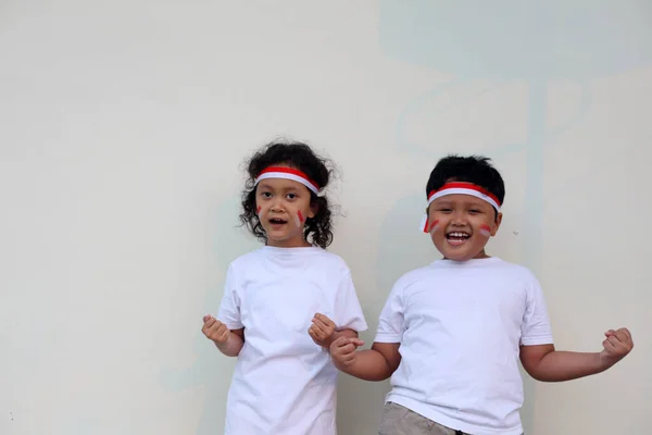 Crianças Adoráveis Indonésia Celebram Dia Independência Indonésia Expressões Alegres Usando — Fotografia de Stock