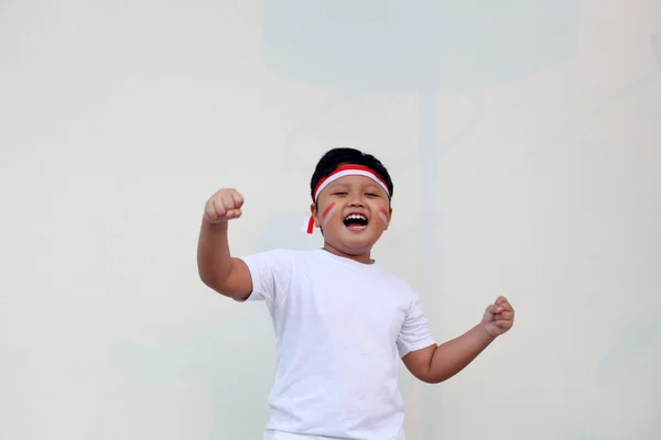 Imádnivaló Indonéziai Gyerekek Ünneplik Indonéz Függetlenség Napját Vidám Kifejezések Egy — Stock Fotó