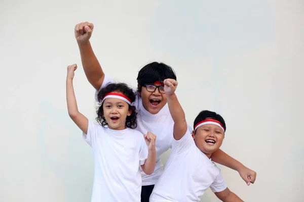 Imádnivaló Indonéziai Gyerekek Ünneplik Indonéz Függetlenség Napját Vidám Kifejezések Egy — Stock Fotó
