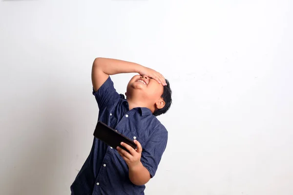 Niño Asiático Pie Jugando Teléfono Inteligente Aislado Pared Blanca — Foto de Stock