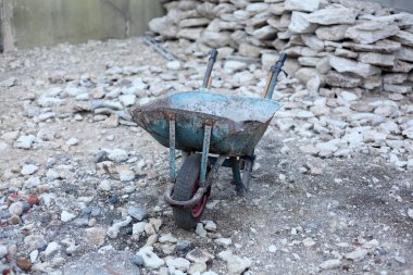 Şantiyede ya da evde duran el arabası. İnşaat alanında inşaat için Tramvay - İnşaat endüstrisi konsepti