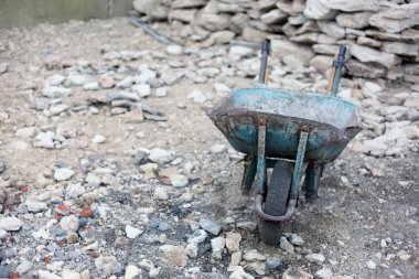 Şantiyede ya da evde duran el arabası. İnşaat alanında inşaat için Tramvay - İnşaat endüstrisi konsepti