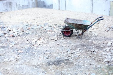 Şantiyede ya da evde duran el arabası. İnşaat alanında inşaat için Tramvay - İnşaat endüstrisi konsepti