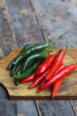 Mutfaktaki çeşitli baharatlar ahşap şeritlere yayılır.