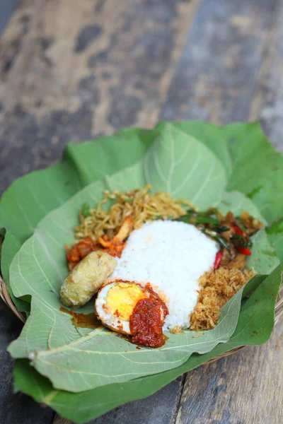 Comida Tradicional Indonesia Huevo Balado Hoja Teca Arroz Comida Está — Foto de Stock