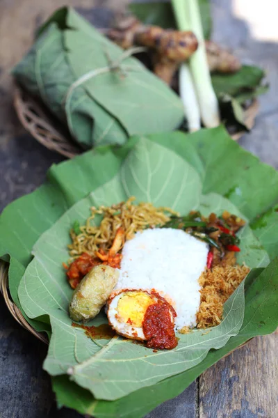 Comida Tradicional Indonesia Huevo Balado Hoja Teca Arroz Comida Está — Foto de Stock