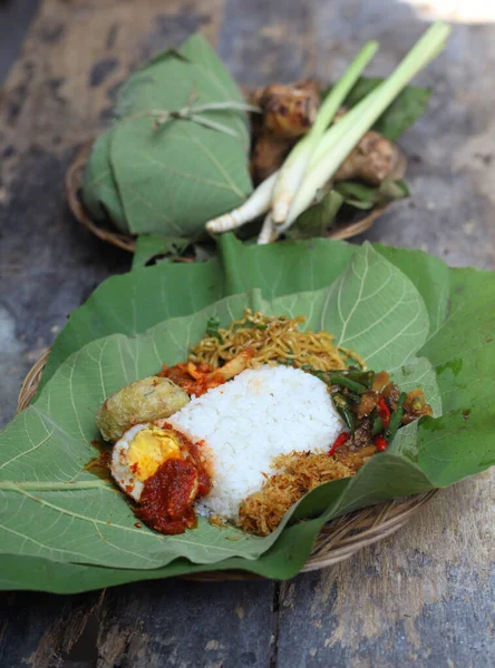 Comida Tradicional Indonesia Huevo Balado Hoja Teca Arroz Comida Está —  Fotos de Stock