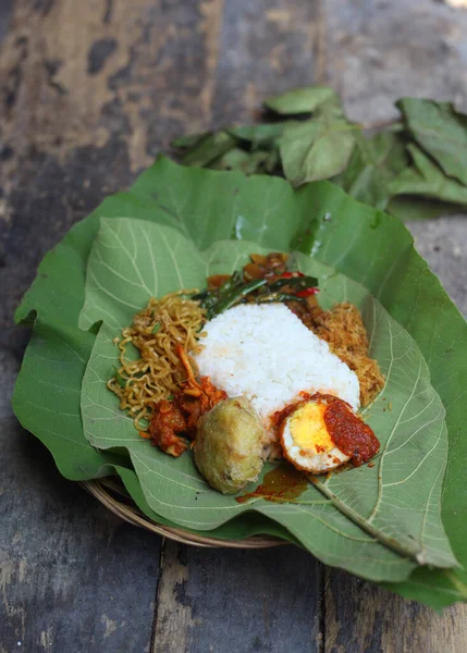 Endonezya geleneksel yemekleri. Yumurtalı meşe yaprağı pilavı. Yiyecek yapraklara sarılmış.