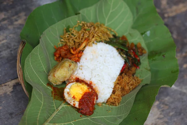 Endonezya Geleneksel Yemekleri Yumurtalı Meşe Yaprağı Pilavı Yiyecek Yapraklara Sarılmış — Stok fotoğraf
