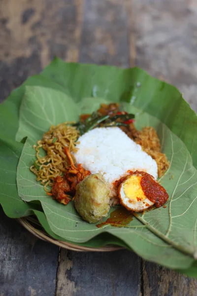 Comida Tradicional Indonesia Huevo Balado Hoja Teca Arroz Comida Está —  Fotos de Stock