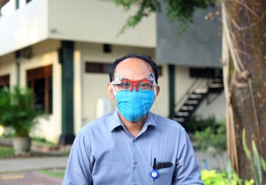Yogyakarta, Endonezya - 25 Ağustos 2020: yüz maskesi takan bir adamın portresi