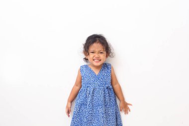 Beyaz arka planda tek başına duran kıvırcık saçlı Asyalı güzel kız.