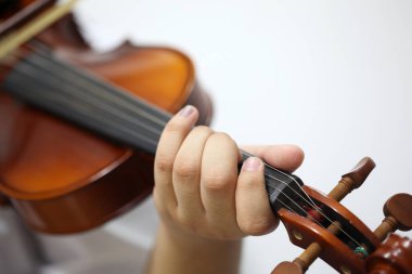 Keman çalan bir elin yakın çekimi.