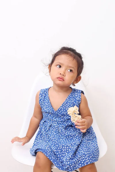 Piękna Letnia Dziewczyna Indonezji Siedzi Krześle Jedząc Krakersy — Zdjęcie stockowe