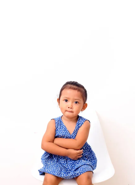 Azjatka Piękna Wesoła Dziewczyna Wieku Około Lat Indonezji Siedzi Krześle — Zdjęcie stockowe