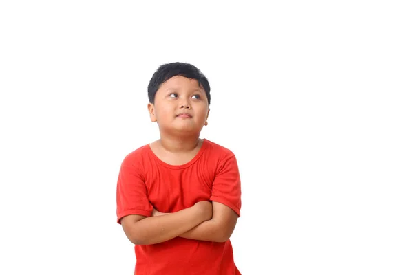 Asiatischer Junge Roten Hemd Steht Und Denkt Etwas Nach Isoliert — Stockfoto