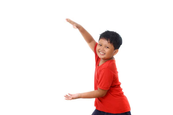 Asiatischer Junge Roten Hemd Während Etwas Präsentiert Isoliert Auf Weißem — Stockfoto