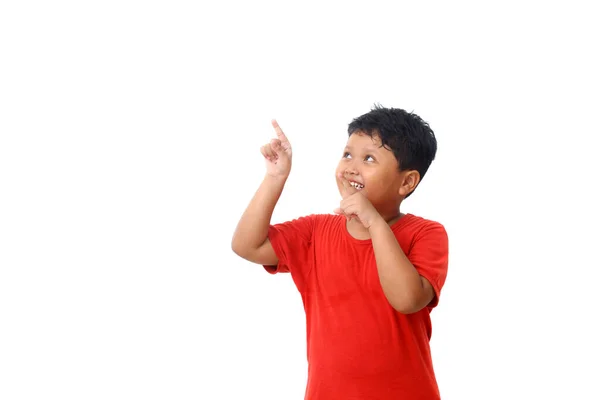 Asiatischer Junge Roten Hemd Steht Und Zeigt Auf Eine Leerstelle — Stockfoto