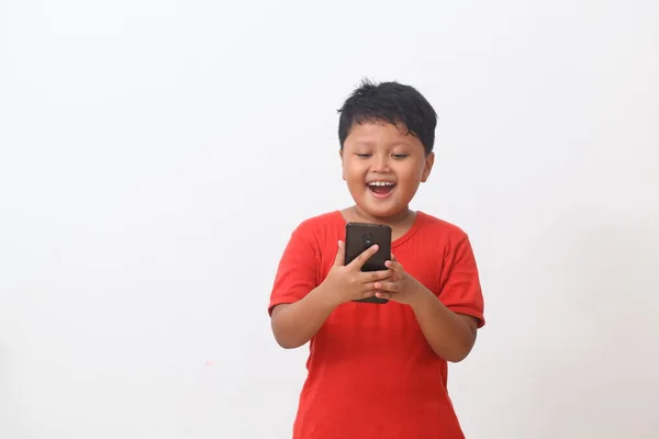 Asiatico Ragazzo Camicia Rossa Piedi Felice Mentre Guardando Suo Smartphone — Foto Stock