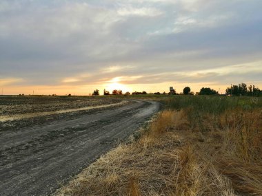 Bilinmeyene giden yol, uzak ve çekici