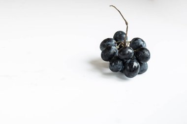 Küçük bir demet siyah üzüm.