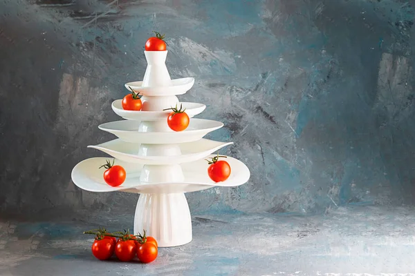 Platos Blancos Pirámide Forma Del Árbol Navidad Decorada Con Tomates Imágenes de stock libres de derechos