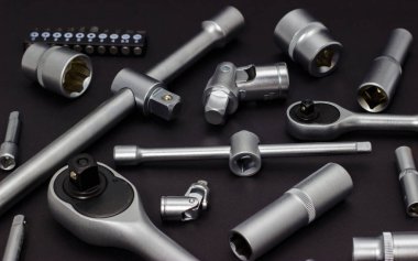 Vidaları, cıvataları ve somunları gevşetme için bir takım takım. Ratchet tornavida. Koyu arka plan.