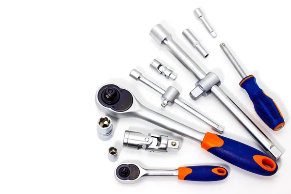 Ein Satz Werkzeugköpfe zum Lösen von Schrauben, Bolzen und Muttern. Schraubenzieher. weißer Hintergrund — Stockfoto
