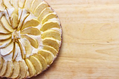 Pudra şekeri ile toz ev yapımı elma kek metin için ahşap bir tahta üst görünümü boş alan yatıyor