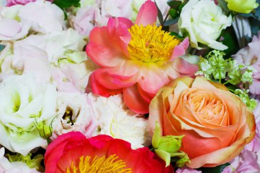 şakayık parlak renkleri ile kompozisyon, lisianthus, beyaz bir sepet içinde gül