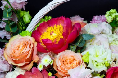 koyu bir arka plan üzerinde bir sepet içinde parlak beyaz çiçek düzenleme