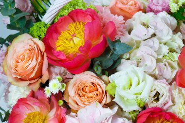 şakayık parlak renkleri ile kompozisyon, lisianthus, beyaz bir sepet içinde gül