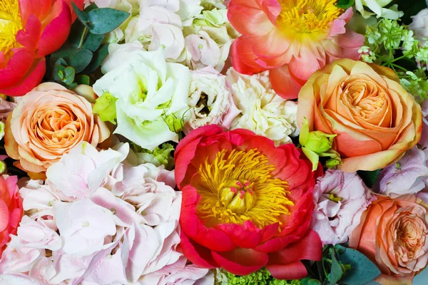 Composition with bright colors of peonies, lisianthus, roses in a white basket — Stock Photo, Image