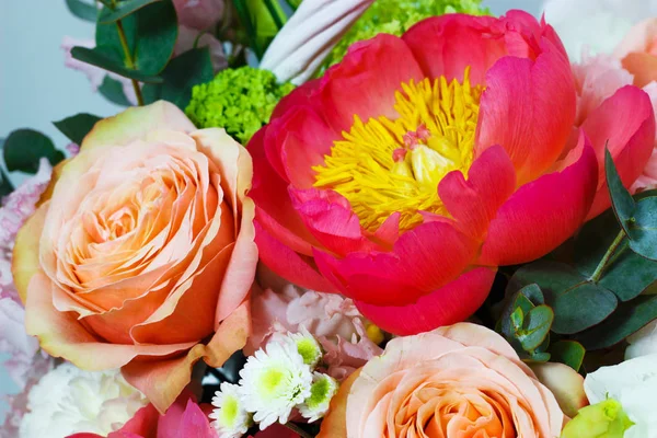 şakayık parlak renkleri ile kompozisyon, lisianthus, beyaz bir sepet içinde gül