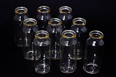 koyu bir arka plan Laboratuvar cam üzerinde cam test tüpleri