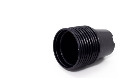 siyah plastik saksı beyaz arka plan büyüyen bitki üzerinde plastik siyah saksılar