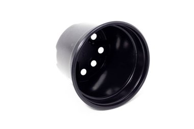 siyah plastik saksı beyaz arka plan büyüyen bitki üzerinde plastik siyah saksılar