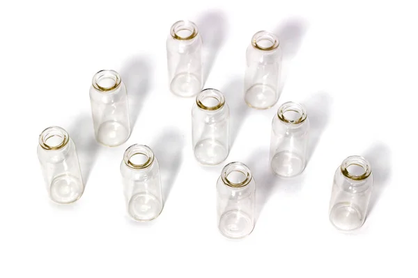 Tubos de ensaio de vidro sobre fundo branco Artigos de vidro para laboratório — Fotografia de Stock