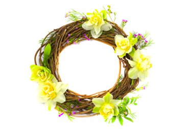 beyaz arka plan üzerinde nergislerle süslenmiş çelenk