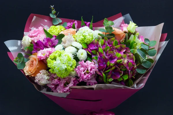 Bouquet coloré de fleurs sur un fond sombre — Photo