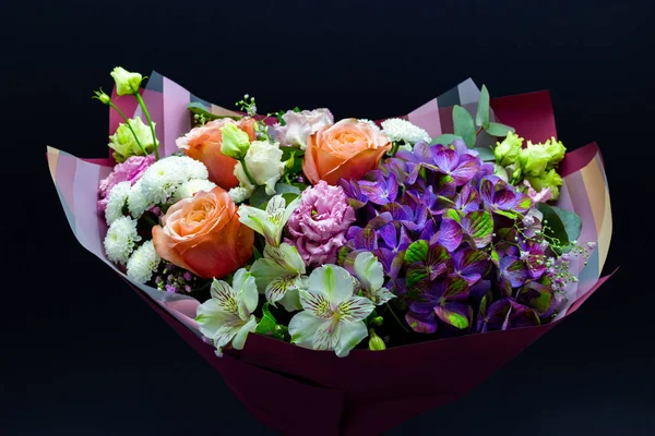 Helles, kontrastreiches Bouquet aus Hortensien, Pfingstrosen, Chrysanthemen, Eustomen und Alstroemerien — Stockfoto