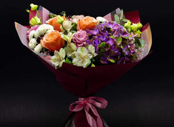 Яскравий контрастний букет зібраний з гортензії, піонової троянди, хризантеми, еустоми та альстромерії — стокове фото