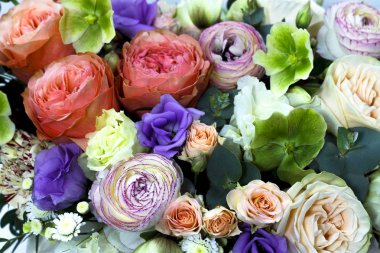 beyaz arka plan çiçek arka plan güzel çiçek aranjmanı